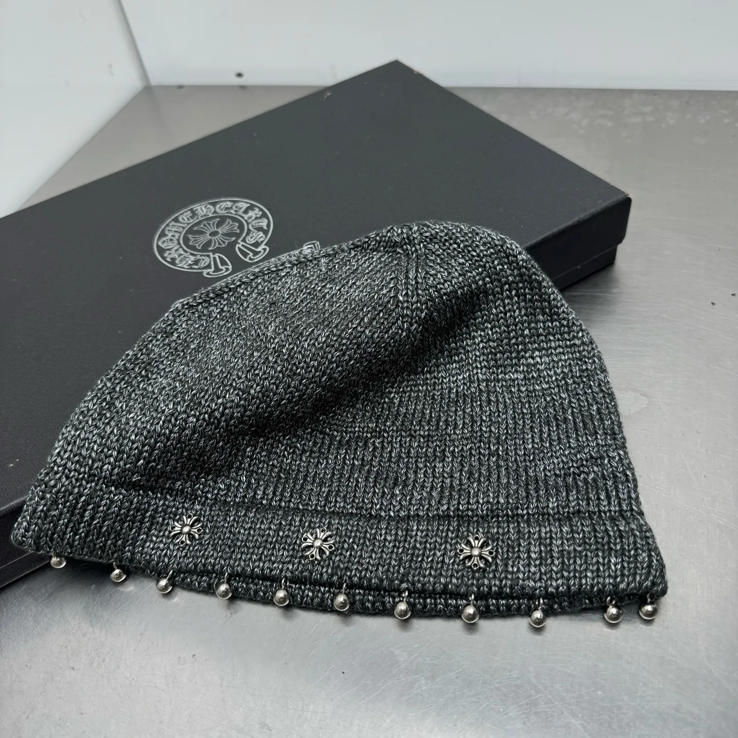 Crow heart pile hat